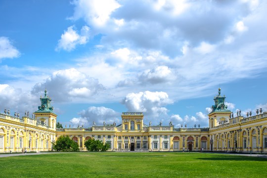 Fachada en forma de "u" del palacio de estilo barroco de Wilanów